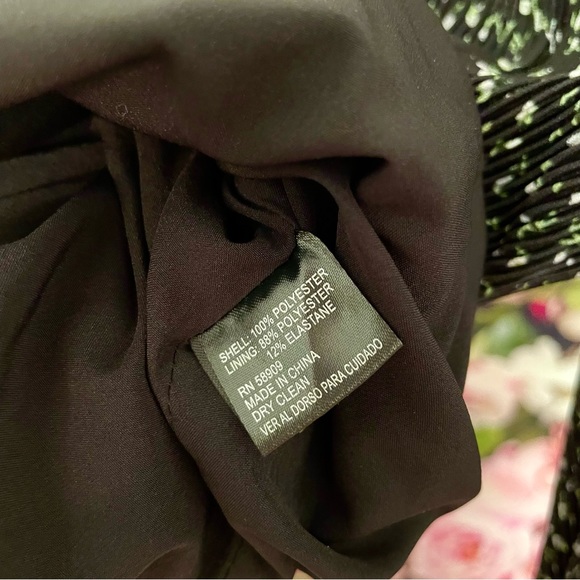 SO PRETTY UP CLOSE!! Gianni Bini Black Floral Top Size M - Picture 6 of 9